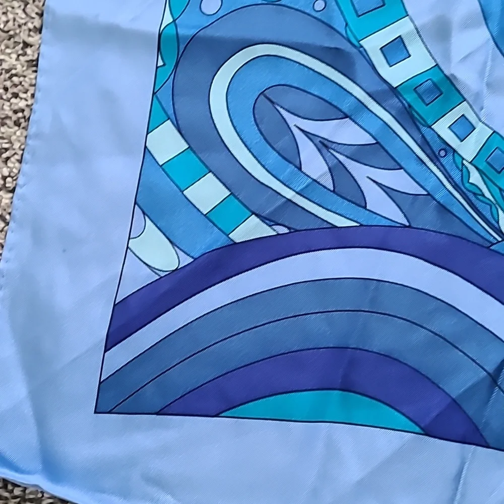 Ann Taylor Square scarf. - Picture 3 of 5